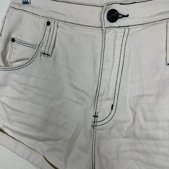 Urban Outfitters BDG High Rise Rolled Cuffed Hem Cream Shorts 3" inseam Size 28 - Picture 3 of 11